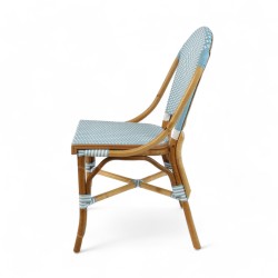 Chaise en rotin bleu clair et blanche Gallieni