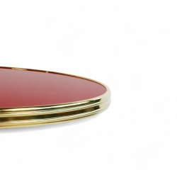 Plateau de table couleur rouge fatal, cadre en laiton massif Bistromania