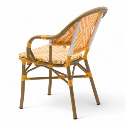 fauteuil extérieur restaurant bayonne rotin tressage jaune et blanc