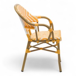 fauteuil extérieur restaurant bayonne rotin tressage jaune et blanc