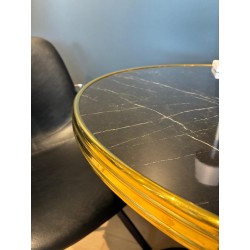 Plateau de table bistrot tradition couleur noir style marbre, cerclage mouluré doré en laiton massif