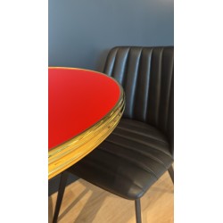 Plateau de table bistrot tradition couleur Rouge Fatal, cerclage mouluré doré en laiton massif