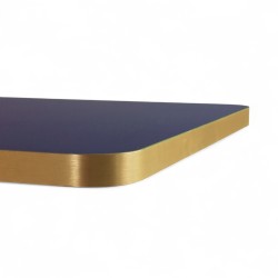 Plateau de table intérieur carré en stratifié couleur bleu marine et bords dorés coins arrondis