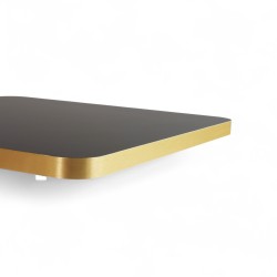 Plateau de table intérieur carré en stratifié couleur noir et bords dorés coins arrondis
