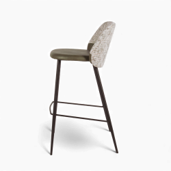 Chaise de bar en cuir et tissu Verone. Structure en métal noir, cuir vert et tissu gris. Assise belle confortable.