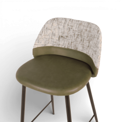 Chaise de bar en cuir et tissu Verone. Structure en métal noir, cuir vert et tissu gris. Assise belle confortable.