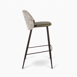 Chaise de bar en cuir et tissu Verone. Structure en métal noir, cuir vert et tissu gris. Assise belle confortable.