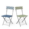 Chaise de jardin pliante Bistromania, tressage bleu et blanc, structure en acier noir.