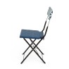 Chaise de jardin pliante Bistromania, tressage bleu et blanc, structure en acier noir.