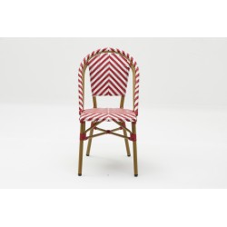 Chaise de terrasse légère et solide, tressée rouge et blanche. Chaise d'extérieur colorée