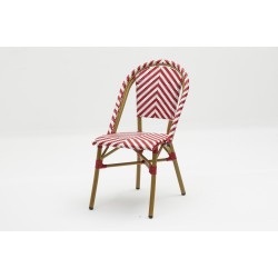Chaise de terrasse légère et solide, tressée rouge et blanche. Chaise d'extérieur colorée