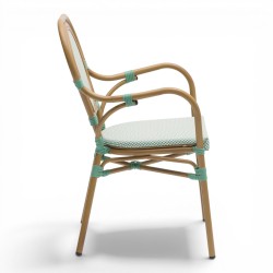 Fauteuil de terrasse au tressage vert et blanc. Fauteuil d'extérieur pour restaurant