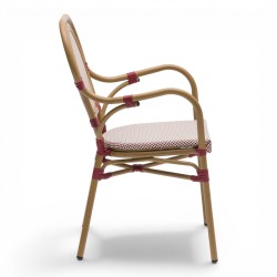 Fauteuil de terrasse au tressage rouge et blanc. Fauteuil d'extérieur pour restaurant, motif en forme de pointillés