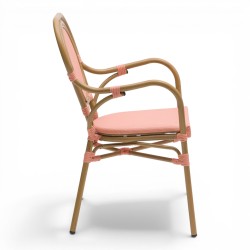 Fauteuil de terrasse au tressé rose et blanc. Fauteuil d'extérieur pour restaurant, motif en forme de pointillés