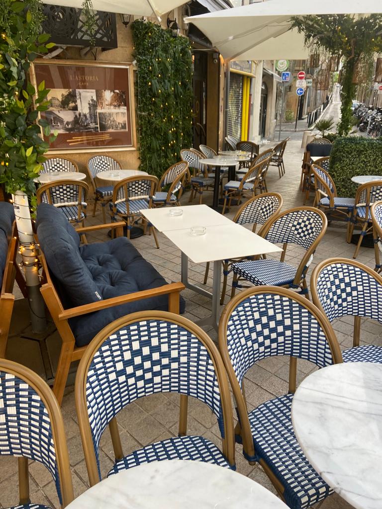 chaise de café aix en provence bleue et blanc