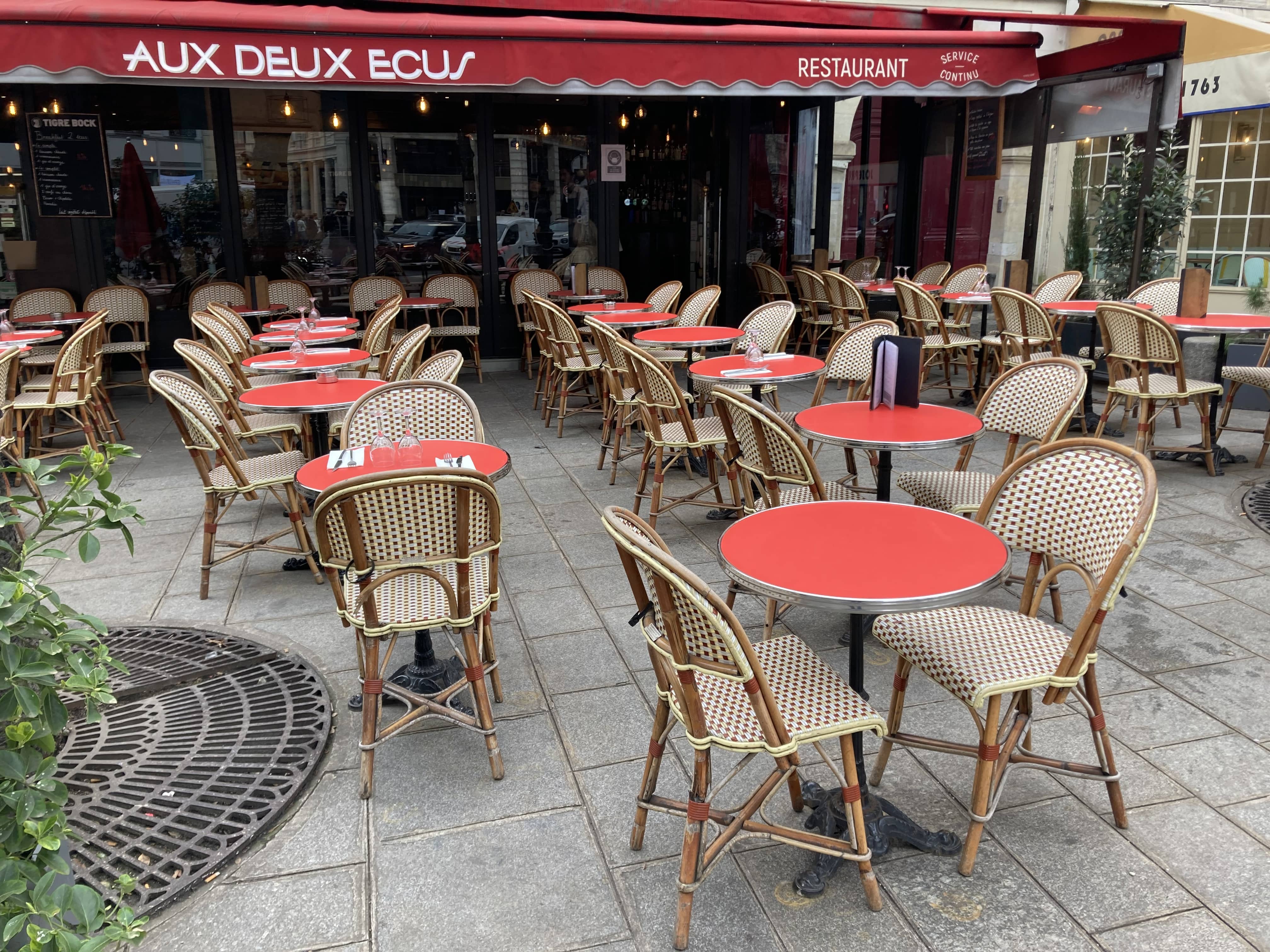 plateau de table rond et rouge cerclage inox brasserie café parisien