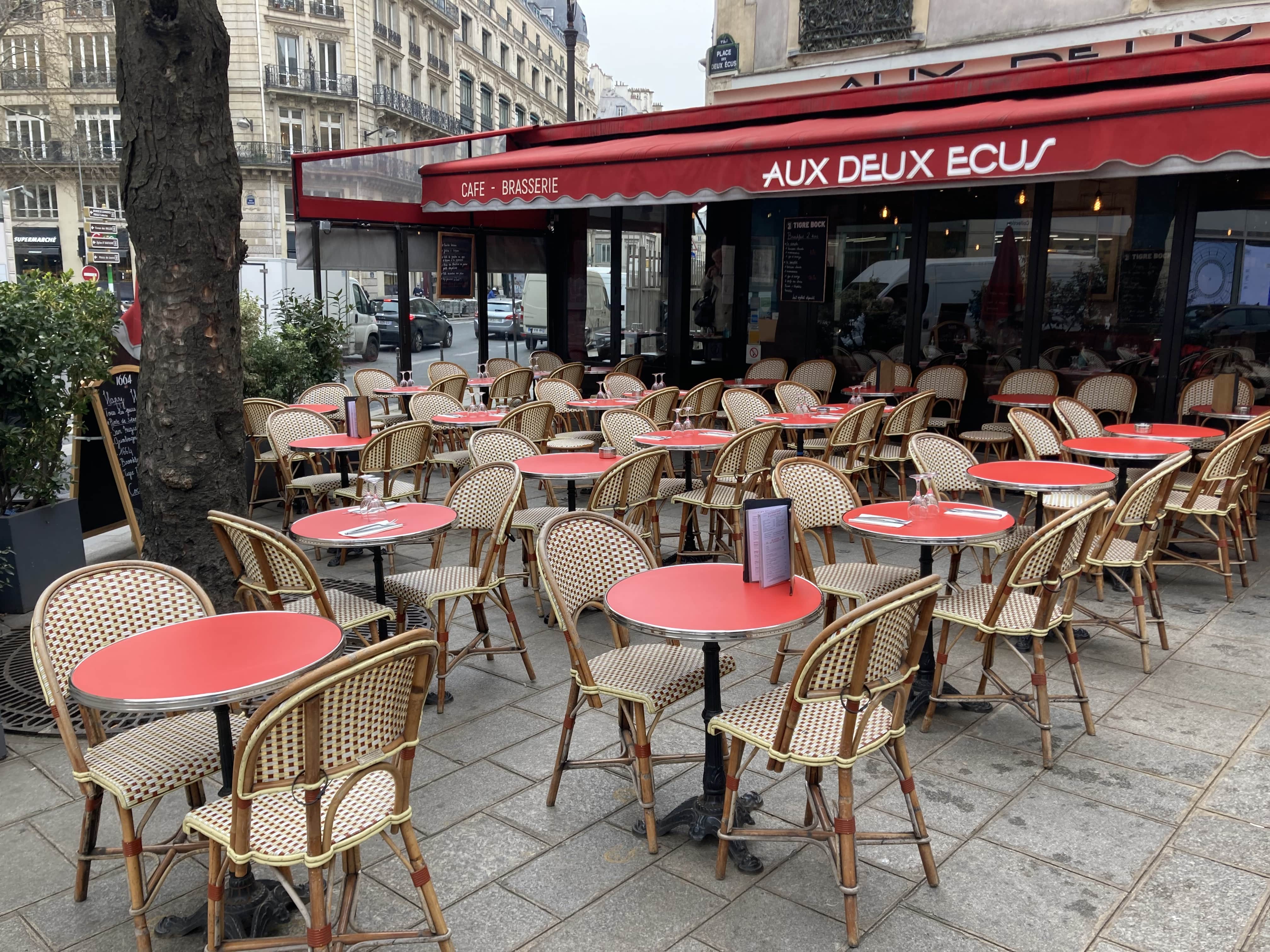 plateau de table rouge cerclé inox style brasserie paris