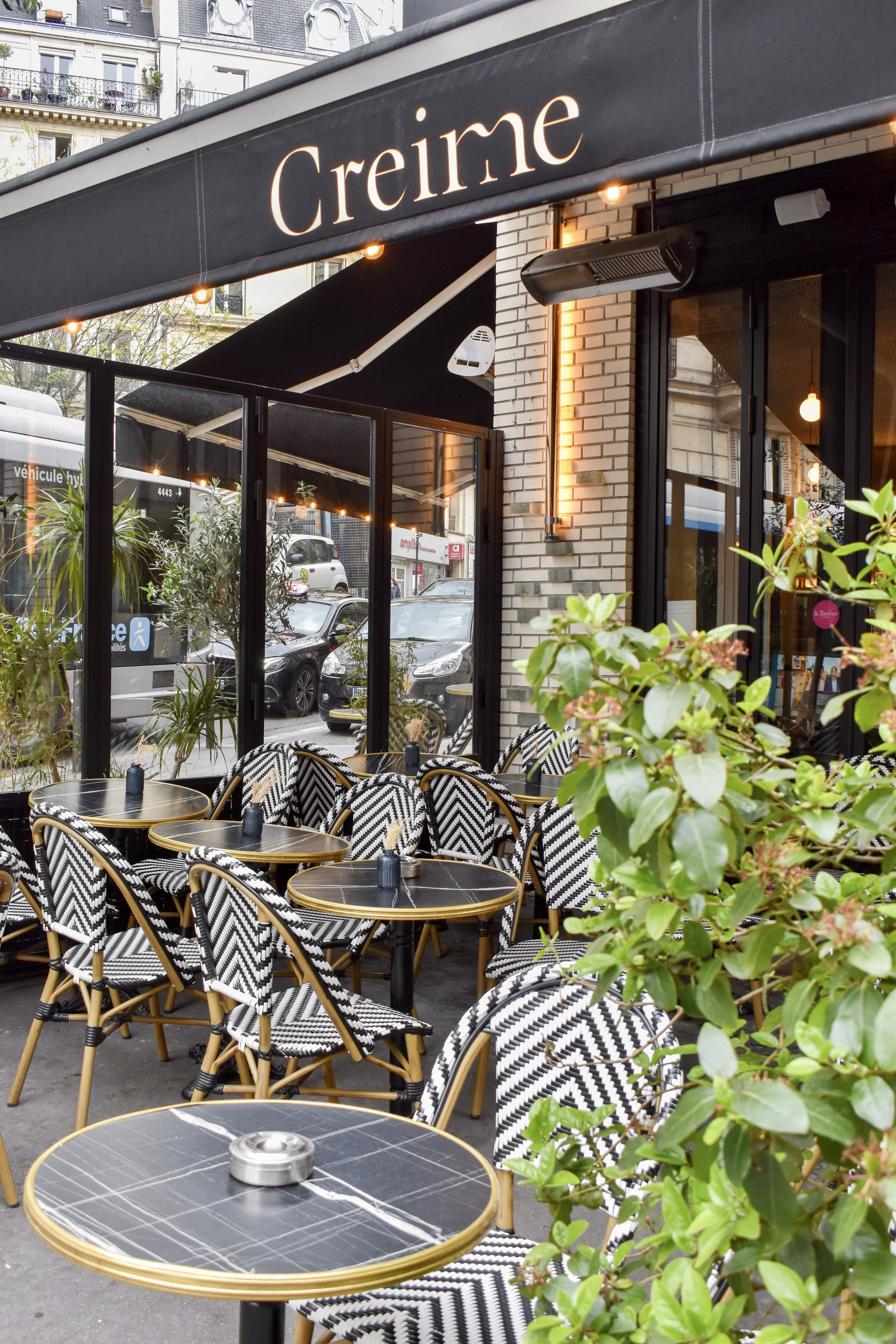 terrasse de café parisien avec table bistrot et chaise