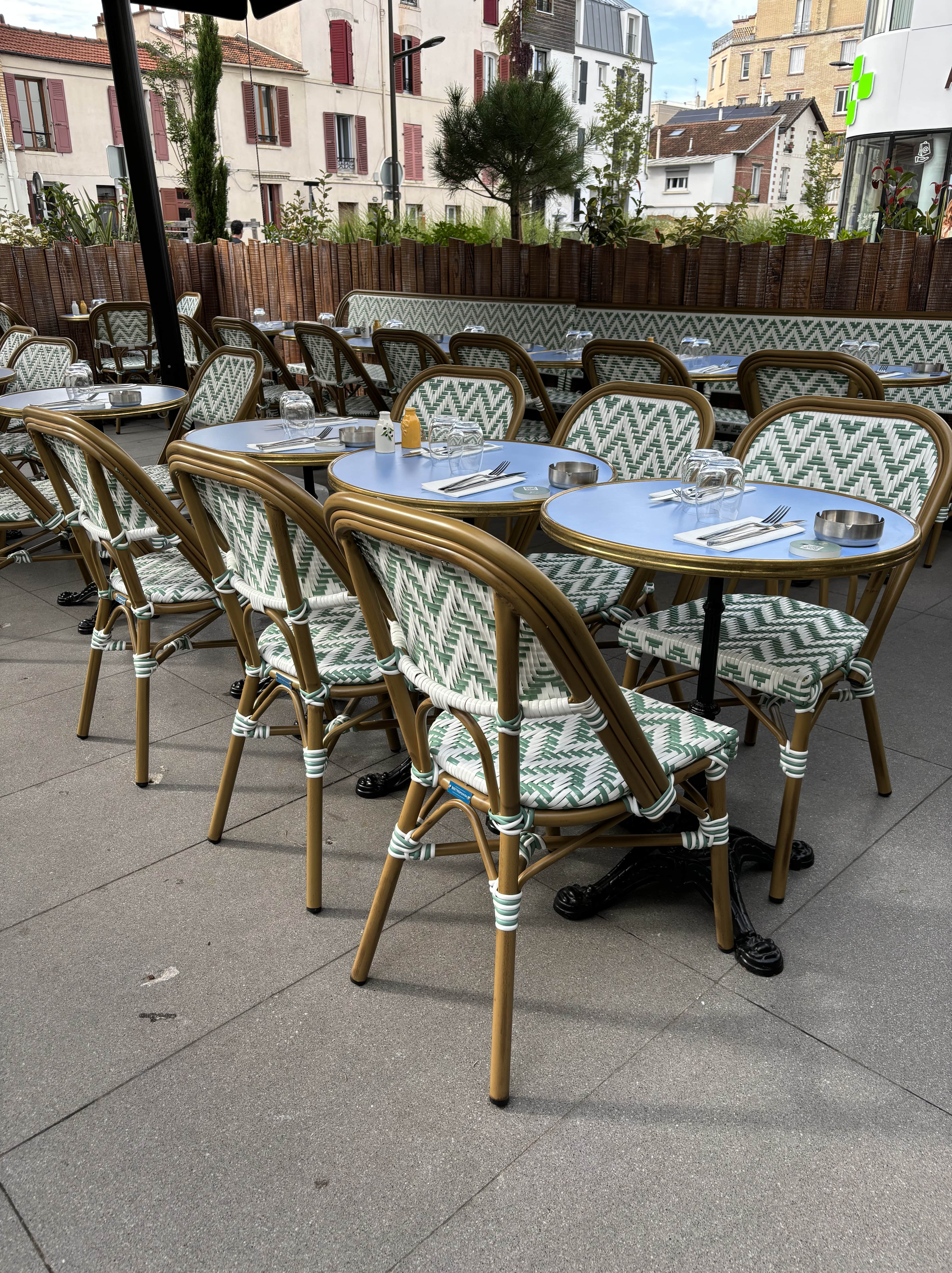 table de bistrot bleue cerclage laiton