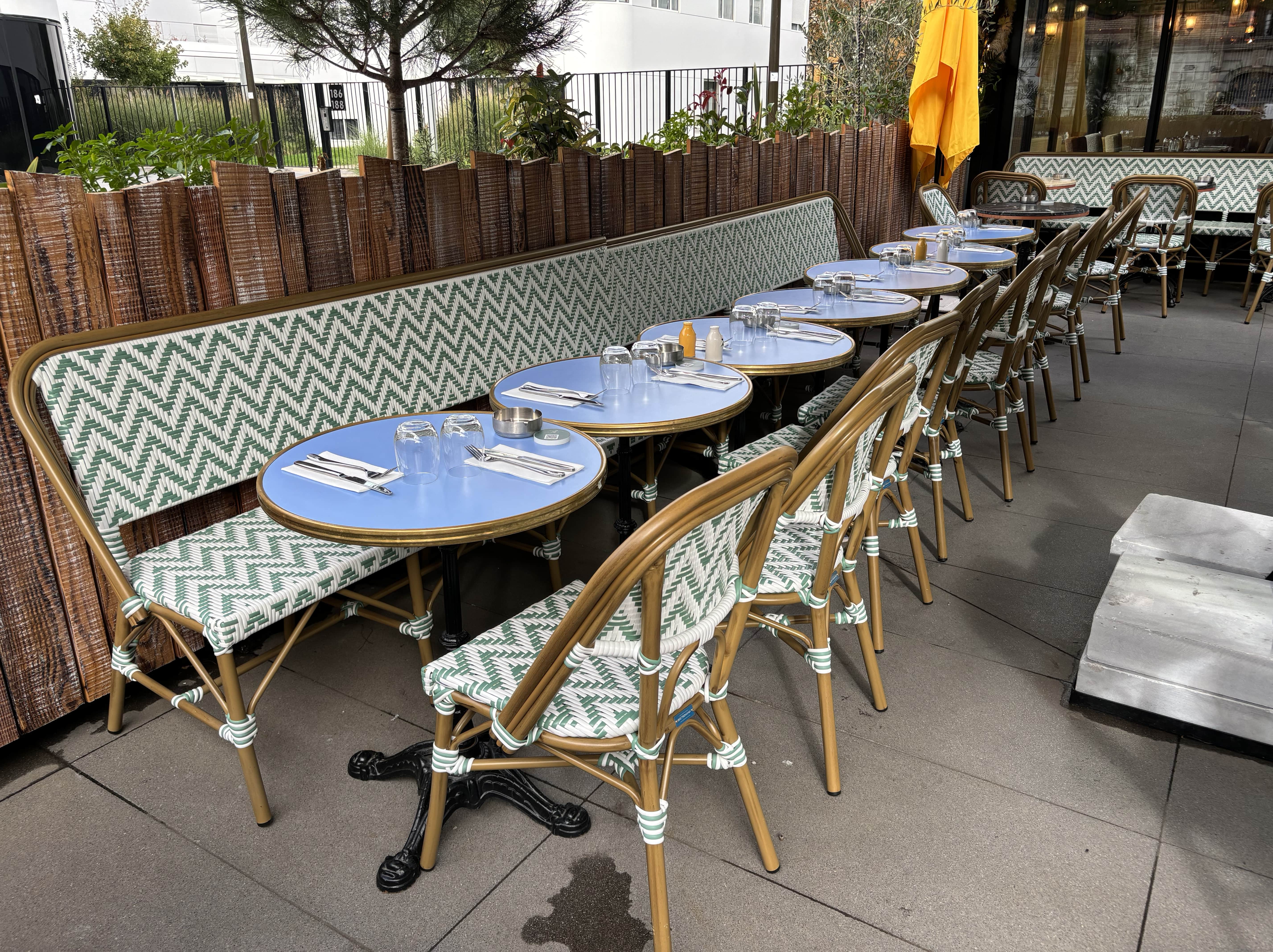 grande banquette de terrasse tressée