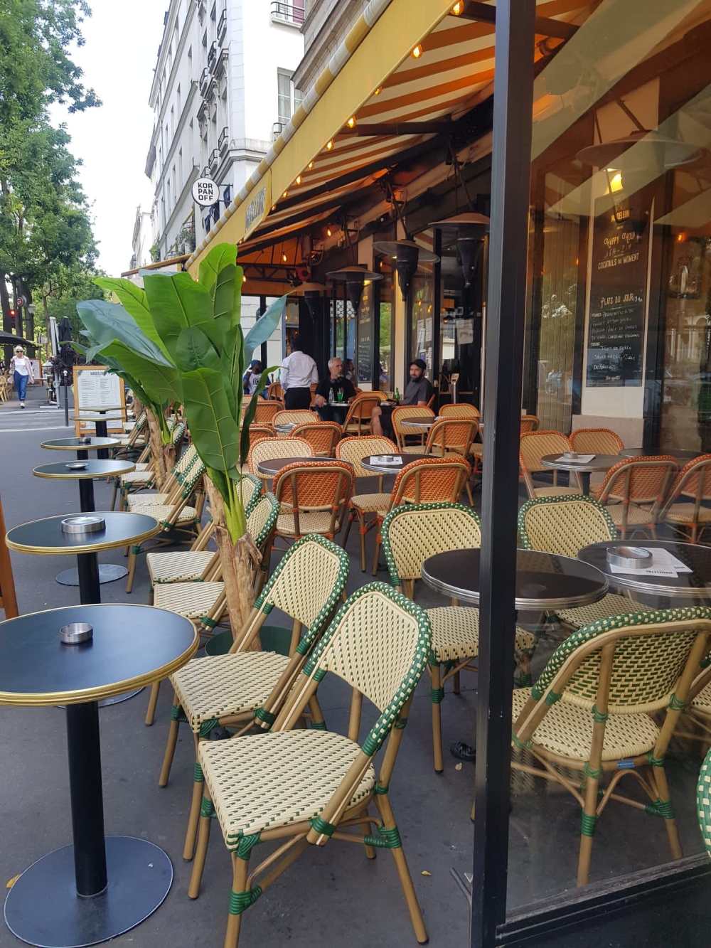 belle terrasse de restaurant typiquement parisienne