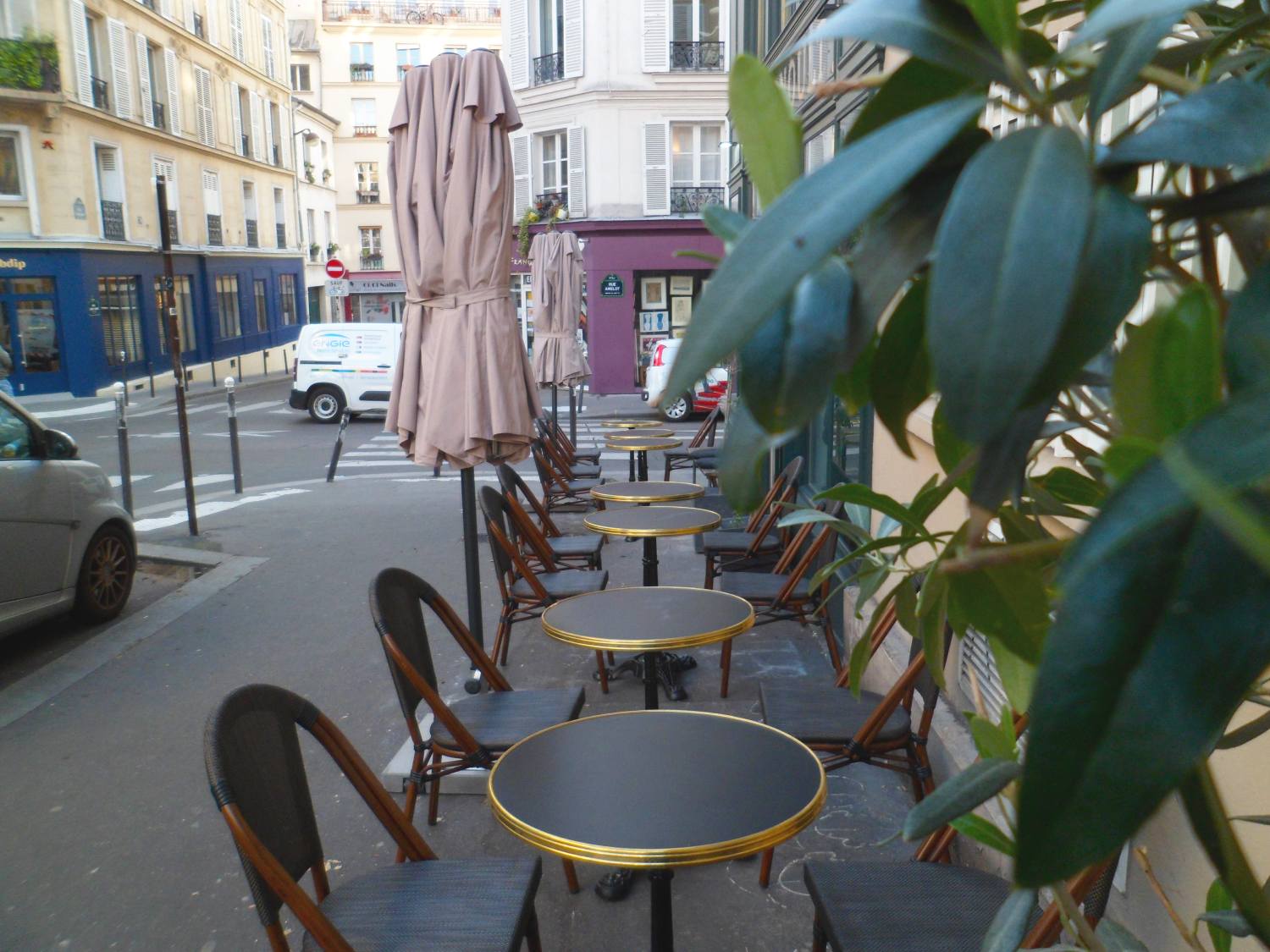 table de bistrot parisien noir cerclage laiton mouluré