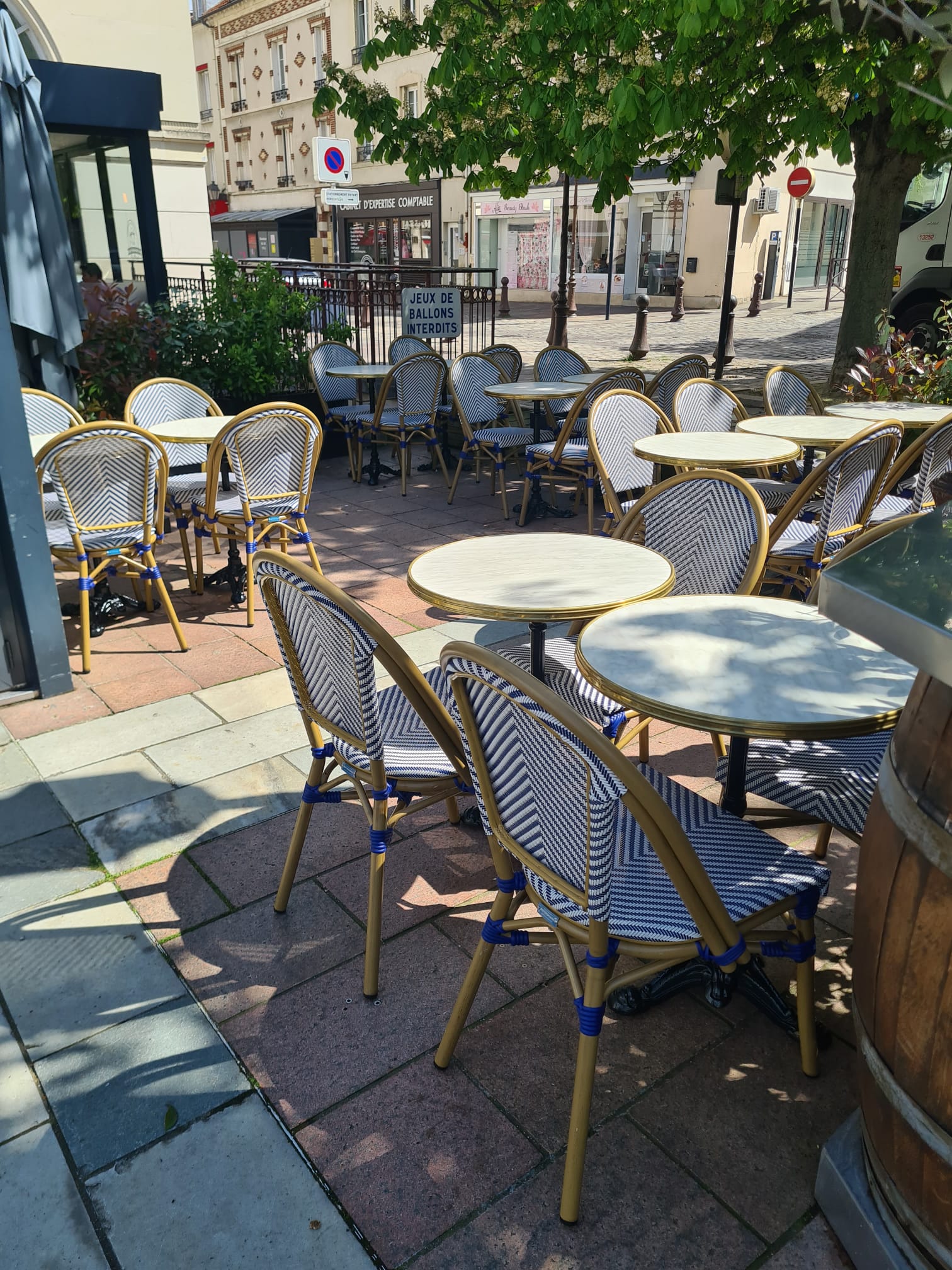 table de bistrot parisien et chaises de terrasse brasserie yvelines