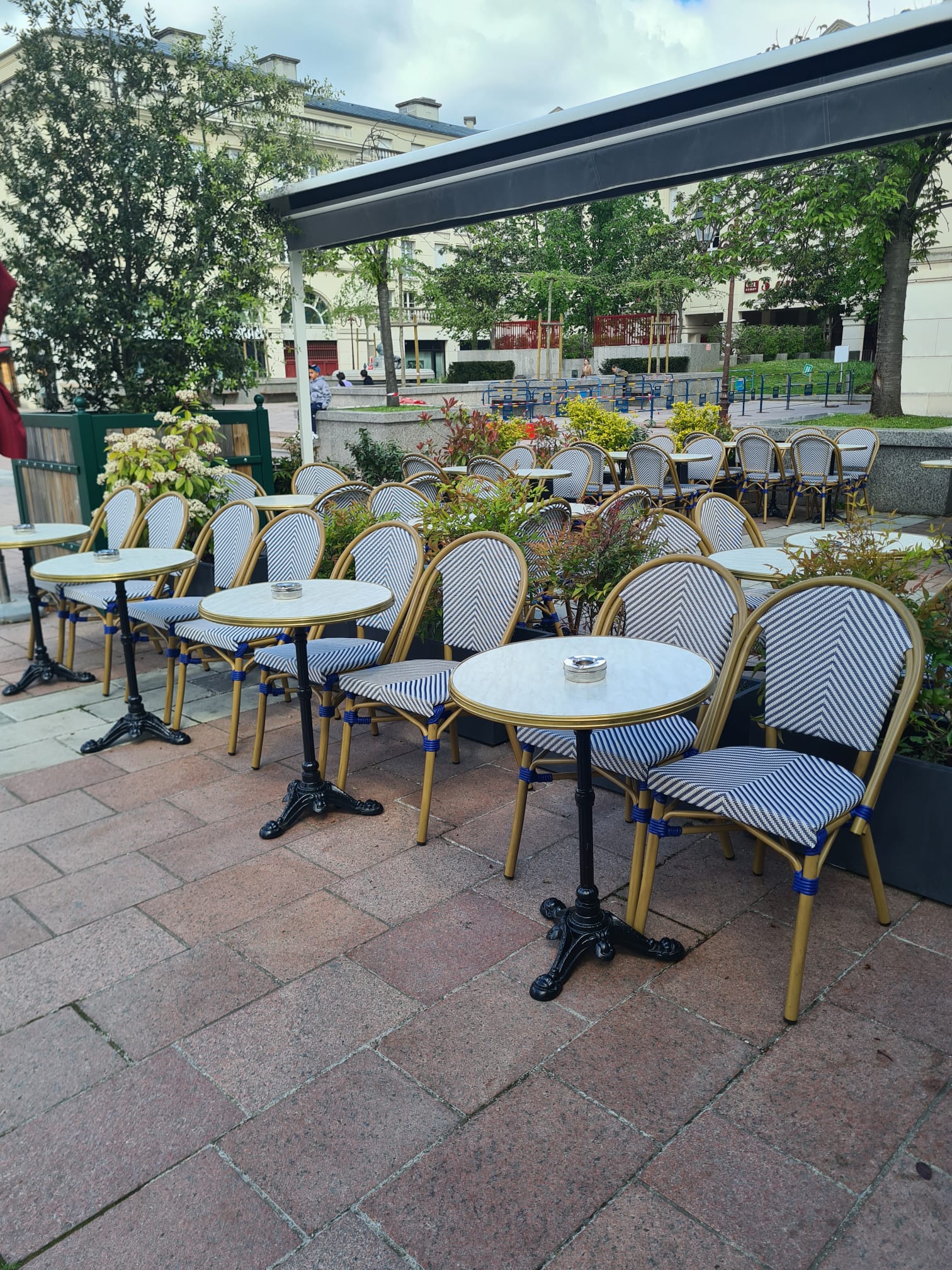 tables et chaises de terrasse bistrot parisien à poissy